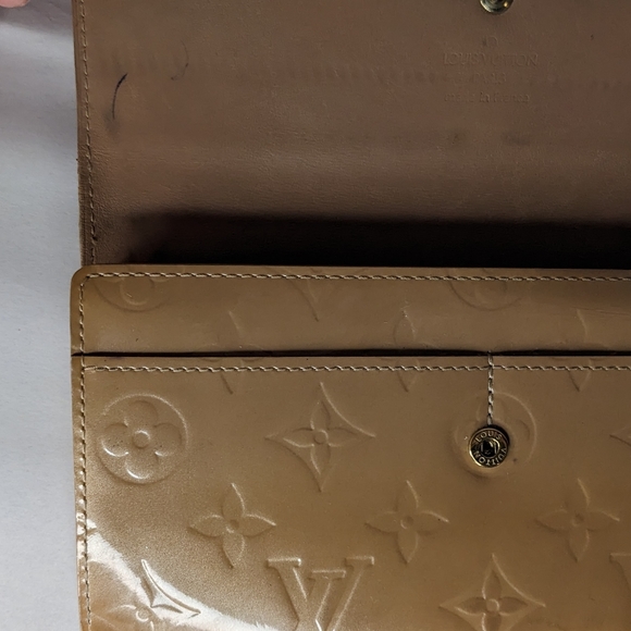 Authentic Louis Vuitton Noisette monogram Vernis Sarah wallet - Picture 6 of 16